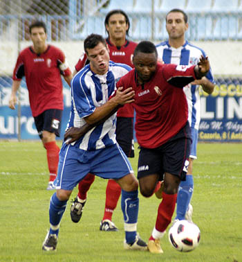 Kitoko intenta avanzar entre varios jugadores motrileños (AYALA)