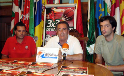 Óscar Fernández junto a Antonio Escámez y Francisco Javier Fernández 