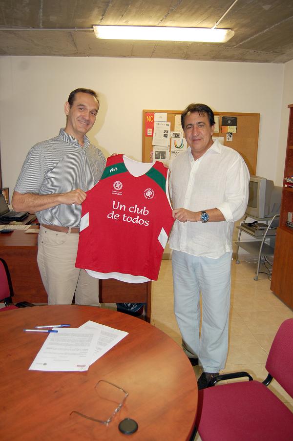 Julián Aranda durante la firma del beneficioso acuerdo