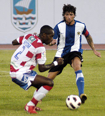 Nyom con el balón presionado por el alicantino Tote (PACO AYALA)