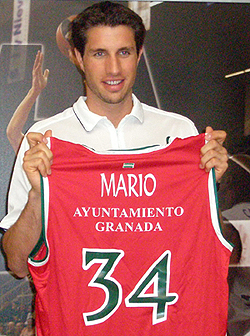 Mario Fernádez con su nueva camiseta