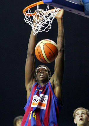 Mamadou Samb durante una acción con el Barcelona