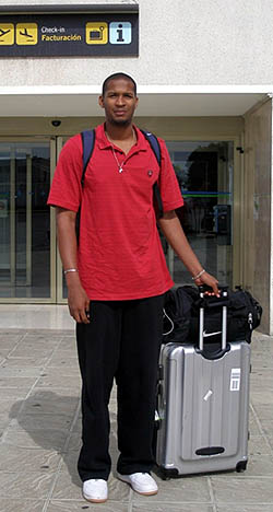 Vaty a su llegada al aeropuerto granadino