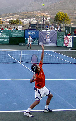 Sánchez Luna sacando en el torneo lojeño