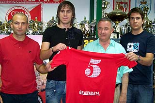Carlos Marsa presentando a los tres nuevos futbolistas