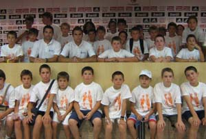 Los pequeños en la sala de prensa del Santiago Bernabeu