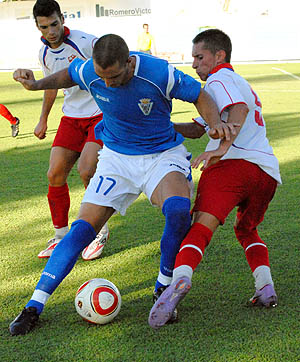 El Maracena no pudo pasar del empate en casa (A. RIVERA)