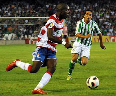 Nyom sube el balón por su banda presionado por un rival (BALDOMERO)