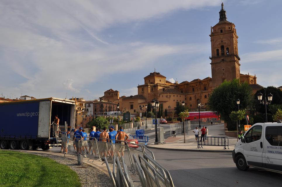 Los operarios no paraban de poner vallas a las siete y media de la tarde de ayer (GRJ)