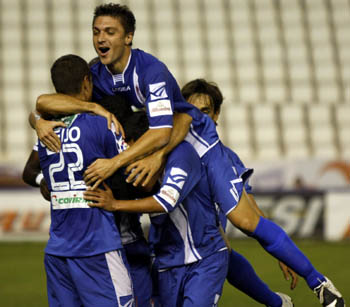 Los jugadores felicitan a Geijo tras la consecución de un tanto (LOF)