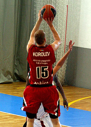 Korolev lanza sobre el aro del conjunto ruso (CBGRANADA.COM)