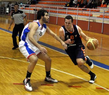 Alejandro Rodríguez, jugador del Grupo Salmerón, anotó 3 triples