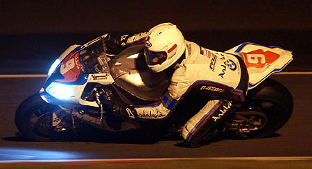 Álvaro Molina pilotando de madrugada en el mítico circuito de Bol`dOr (GRJ)