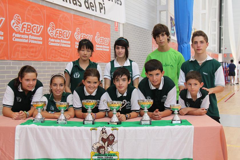 Los integrantes de la Selección Andaluza posan con los premios