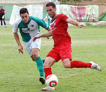 Jorge Manrique en una acción ante el Antequera (MUCHO DEPORTE)