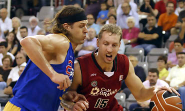 Yaroslav Korolev, jugador del CB Granada, no puede irse de Jasen (ACBMEDIA)