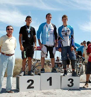 Podium de una de las categorías de la competición