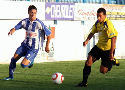 El jugador motrileño Igna intenta marcharse de la marca de José Juan (MUCHO DEPORTE)