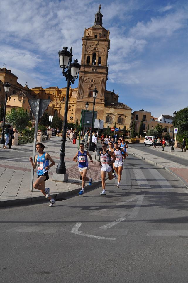 Desde el principio, Rodríguez Tovar (443) con la Catedral de fondo, tomó el mando