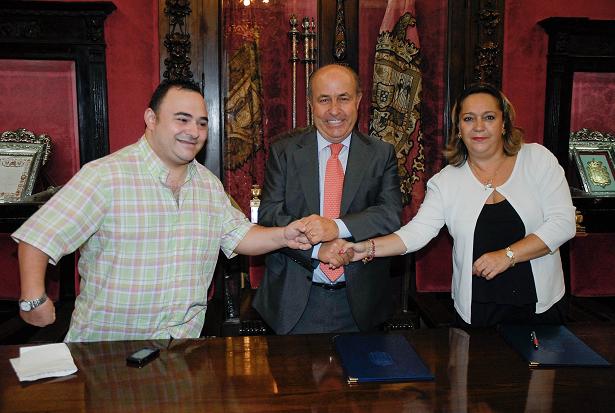 Torres Hurtado junto a Manolo Martín, deportista paralímpico