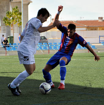 El accitano Torres intenta irse de un jugador local (GRJ)