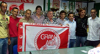 Los ocho futbolistas junto a Carlos Marsá