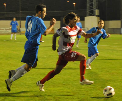 Jonathan Granada en una acción ante el Arenas de Armilla (BALDOMERO)