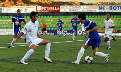 El accitano Santi presiona a un jugador del conjunto visitante (GRJ)