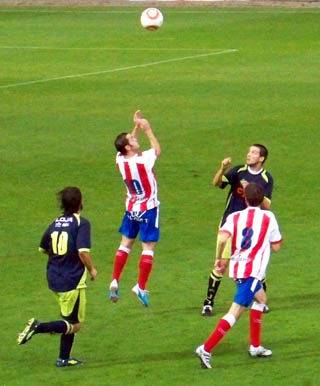 Una acción del derbi de la jornada en el Constantino Navarro