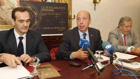 Ramiro Pérez y Julián Aranda durante la presentación de la campaña (CBGRANADA.COM)