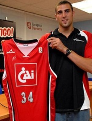 Pablo Aguilar posa con la camiseta del CAI