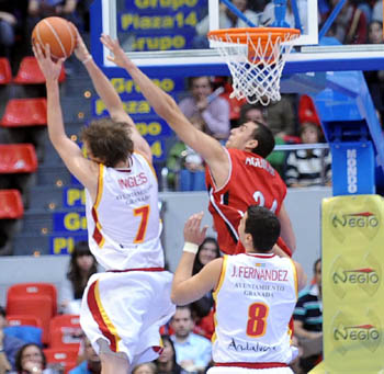 Ingles entra a canasta con la oposición de Aguilar (ACBMEDIA)