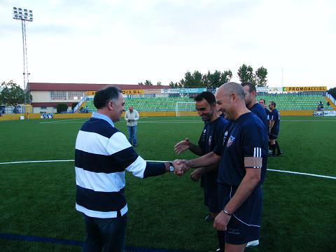 El alcalde y el concejal de Deportes saludaron a los jugadores que participaron en el partido inaugural