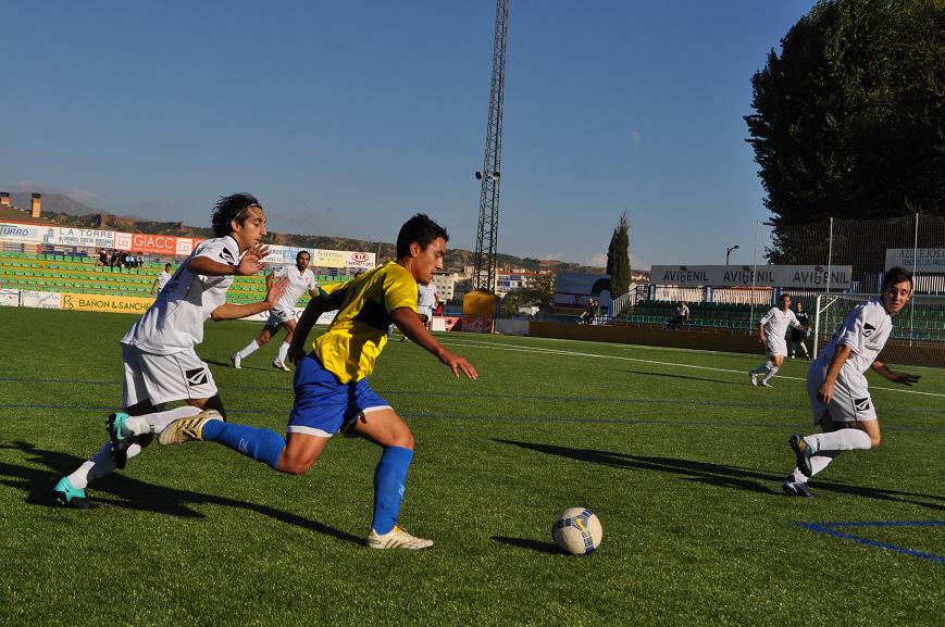 El accitano Fran Vera persigue al visitante Tolo