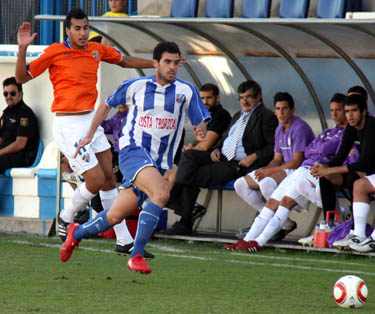 Wellington perseguido por un jugador del At. Malagueño (MUCHO DEPORTE)