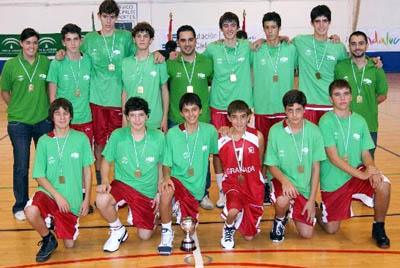 Integrantes de la selección provincial infantil con la medalla de campeones