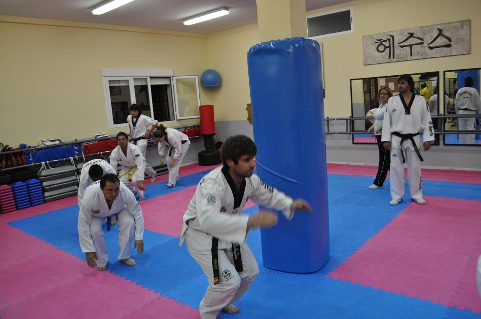 El entrenador Jesús Peinado imparte una de las clases