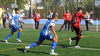 Pincho Molinero defiende el cuero ante varios rivales (LÁZARO)