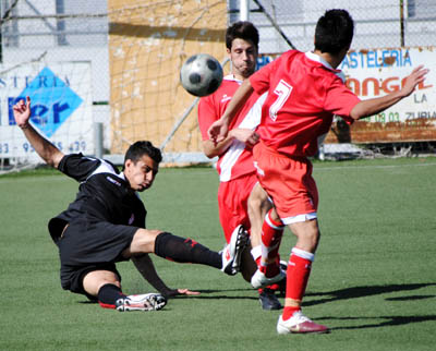 El filial del Granada CF acecha al Arenas en el liderato (A. RIVERA)