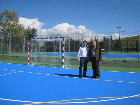 Iván López junto al alcalde de Huéneja, Pedro Jiménez