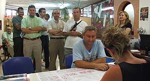 Varios socios buscan renovarse su carnet (cbgranada.com)