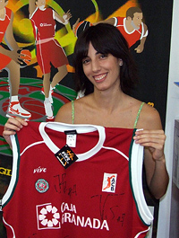 Estefania Guirado es la abonada 2000 del CB Granada