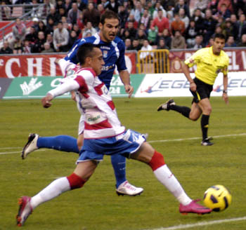 Orellana, que fue expulsado, se interna en el área (PACO AYALA)