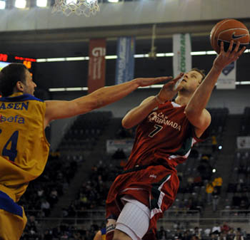 Joe Ingles entra a canasta en plena remontada (BALDOMERO)