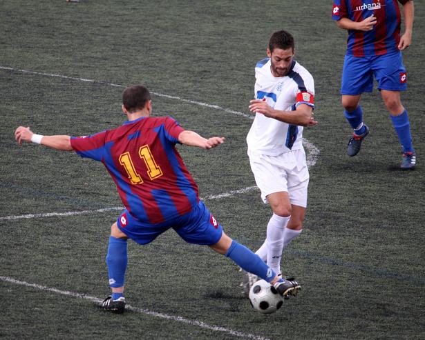 Torres y Escalona luchan un balón durante el encuentro