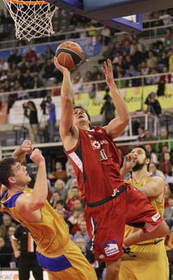 Robert Kurz entra a canasta (ACBPHOTO)