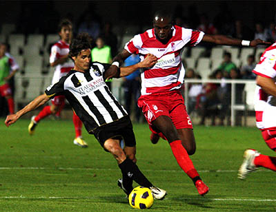 Allan Nyom intenta salvar la entrada de un jugador local (SPORTCARTAGENA.ES)