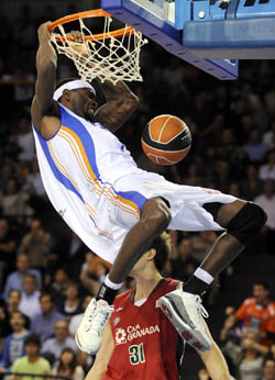 Un jugador del Menorca machaca el aro nazarí (PHOTOACB)