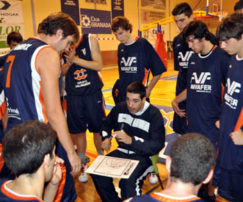 Zapata da instrucciones a los jugadores del Grupo Salmerón Guadix 