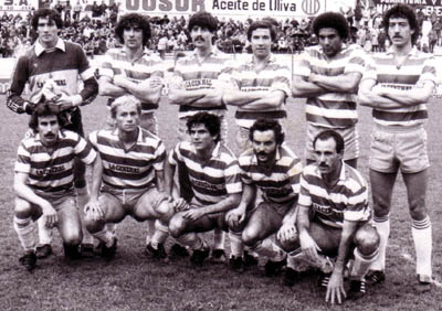 Verdejo, Juanito, Castroverde, López, Peruena y Valdo; con Macanás, Lope Acosta, Ramón, Vitoria y Carrasco, juegan como locales en La Victoria y empatan a uno con el Barcelona At. el 18-12-83